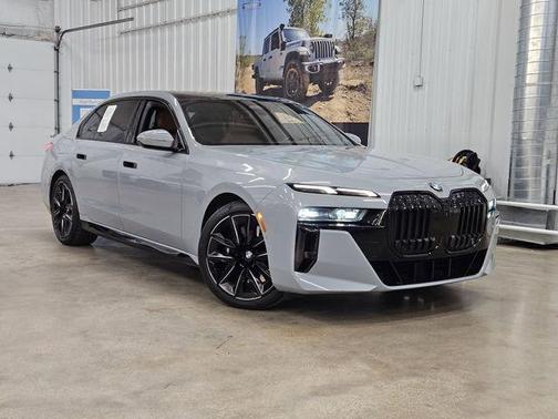 Brooklyn Grey Metallic 2023 BMW 740 i