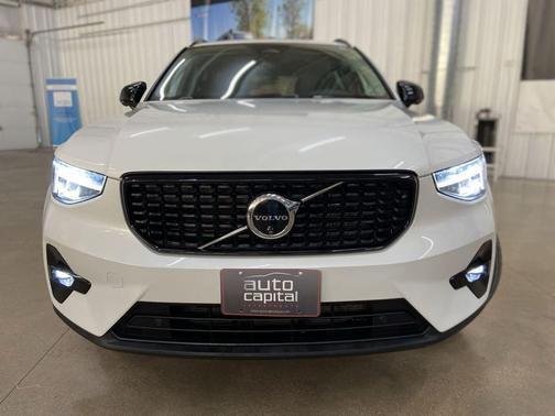 2024 Volvo XC40 B5 Plus Dark Theme
