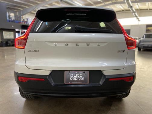 2024 Volvo XC40 B5 Plus Dark Theme