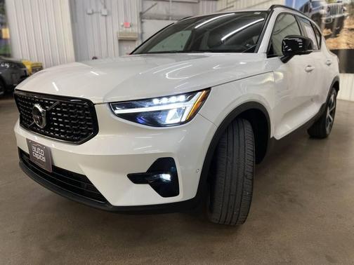 2024 Volvo XC40 B5 Plus Dark Theme