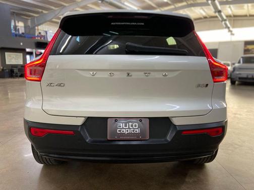 2024 Volvo XC40 B5 Plus Dark Theme