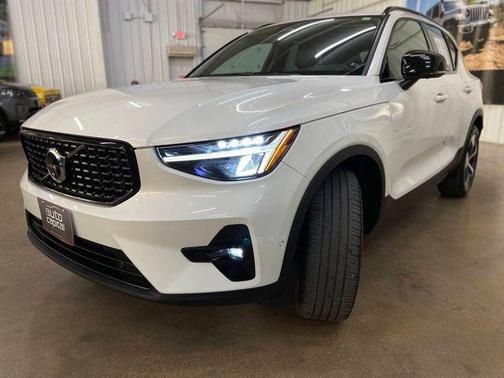 2024 Volvo XC40 B5 Plus Dark Theme