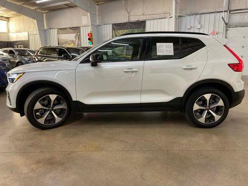 2024 Volvo XC40 B5 Plus Dark Theme