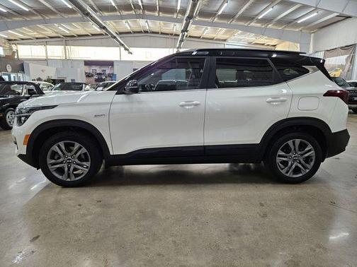 Clear White/Black Roof 2021 Kia Seltos S