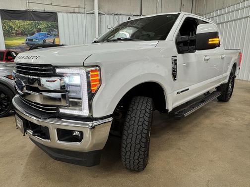Oxford White 2019 Ford F-250 Lariat