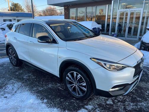 2018 INFINITI QX30 Luxury AWD 4dr Crossover