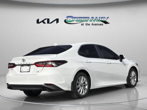Ice 2023 Toyota Camry LE