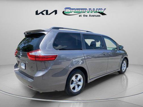 2018 Toyota Sienna LE