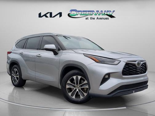 Celestial Silver Metallic 2021 Toyota Highlander XLE