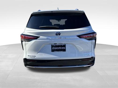 2025 Toyota Sienna Platinum