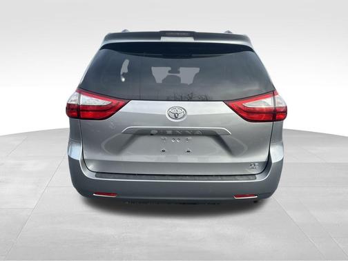 2018 Toyota Sienna LE