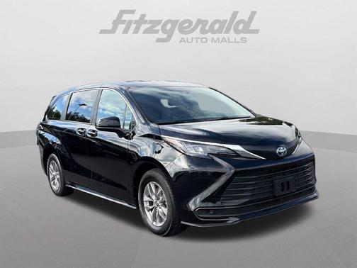 Midnight Black Metallic 2025 Toyota Sienna LE