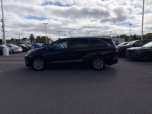 Midnight Black Metallic 2025 Toyota Sienna LE