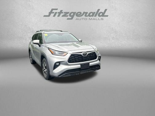 Celestial Silver Metallic 2021 Toyota Highlander XLE
