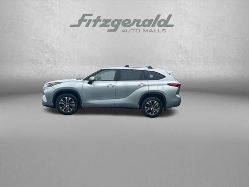 Celestial Silver Metallic 2021 Toyota Highlander XLE