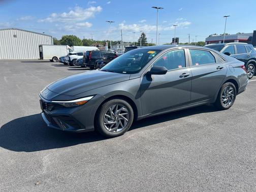 2024 Hyundai ELANTRA SEL