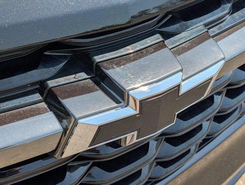 Mosaic Black Metallic 2025 Chevrolet Trax FWD 2RS