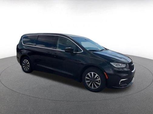 Brilliant Black Crystal Pearlcoat 2023 Chrysler Pacifica Hybrid Touring L