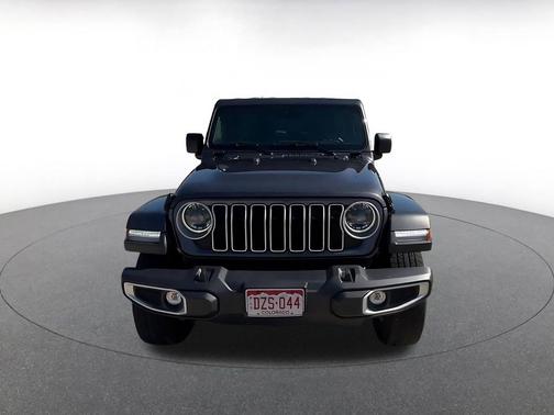 Granite Crystal Metallic Clearcoat 2025 Jeep Wrangler 4-Door Sahara 4x4