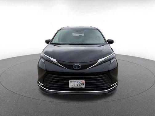Midnight Black Metallic 2024 Toyota Sienna XLE