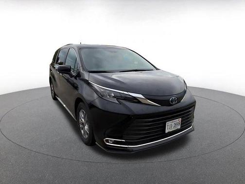 Midnight Black Metallic 2024 Toyota Sienna XLE