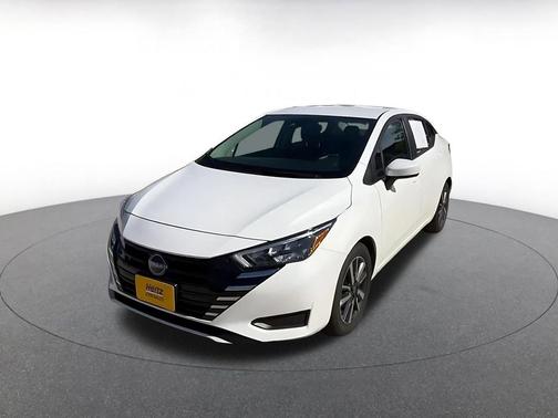 Aspen White Tricoat 2025 Nissan Versa 1.6 SV