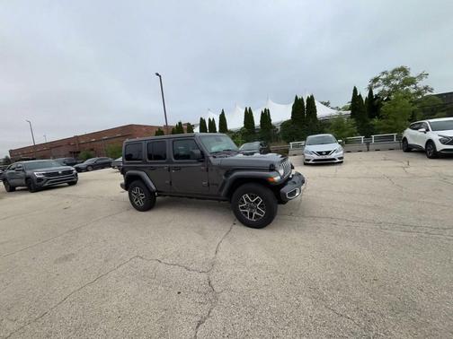 Granite Crystal Metallic Clearcoat 2025 Jeep Wrangler 4-Door Sahara 4x4