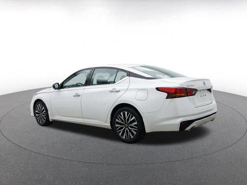 Glacier White 2025 Nissan Altima SV FWD