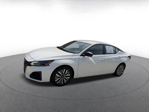 Glacier White 2025 Nissan Altima SV FWD