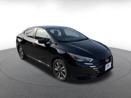 Super Black 2025 Nissan Versa 1.6 SV