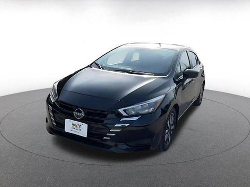 Super Black 2025 Nissan Versa 1.6 SV