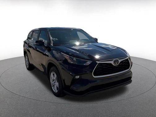 Midnight Black Metallic 2025 Toyota Highlander LE