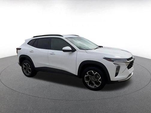 Summit White 2025 Chevrolet Trax LT