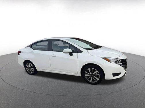 Aspen White Tricoat 2025 Nissan Versa 1.6 SV