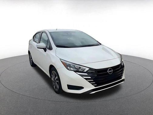 Aspen White Tricoat 2025 Nissan Versa 1.6 SV
