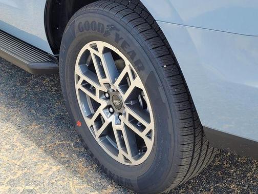 Glacier Gray Metallic Tri-Coat 2026 Ford Expedition Active