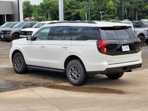 Star White Metallic Tri-Coat 2026 Ford Expedition Active