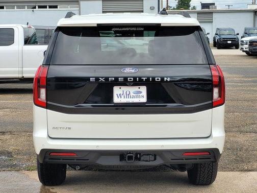 Star White Metallic Tri-Coat 2026 Ford Expedition Active