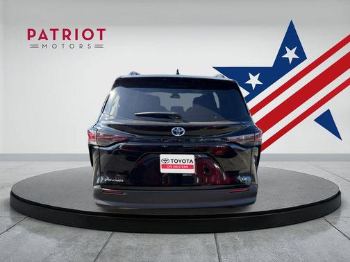 2025 Toyota Sienna LE