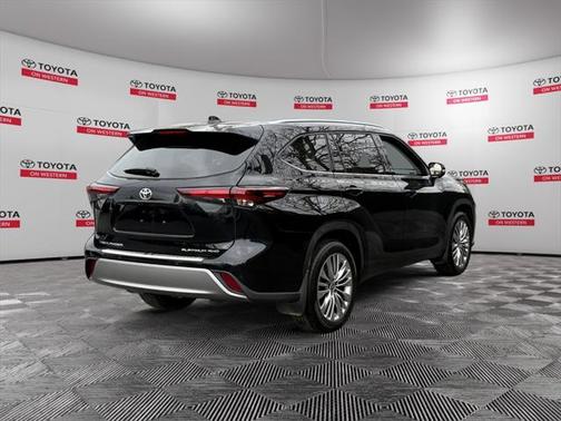 2024 Toyota Highlander Platinum