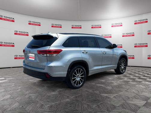 Celestial Silver Metallic 2018 Toyota Highlander SE