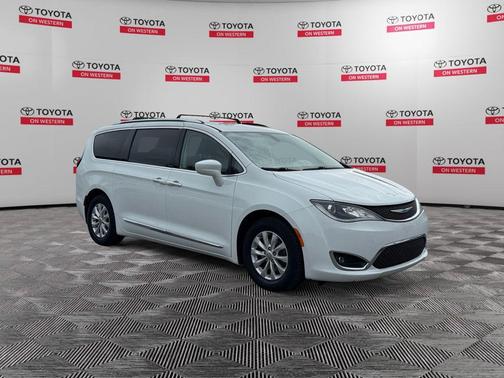 Bright White Clearcoat 2019 Chrysler Pacifica Touring L