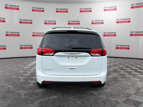 Bright White Clearcoat 2019 Chrysler Pacifica Touring L