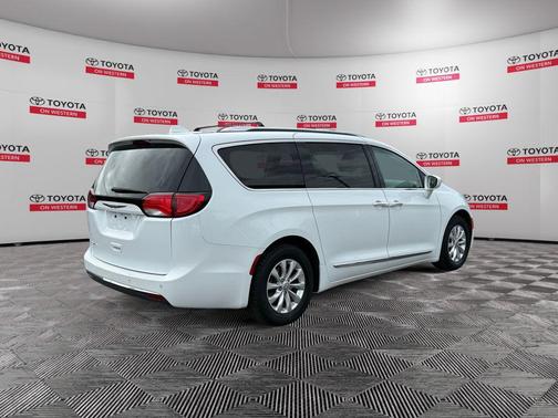 Bright White Clearcoat 2019 Chrysler Pacifica Touring L