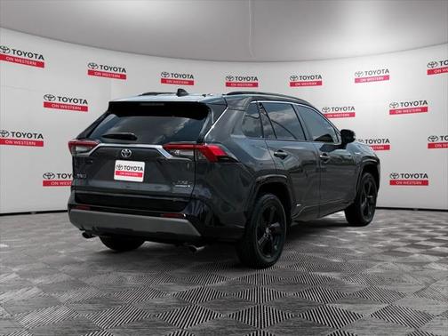 2020 Toyota RAV4 Hybrid SE