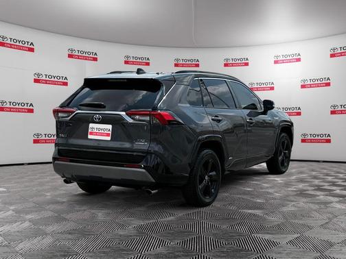 2020 Toyota RAV4 Hybrid SE