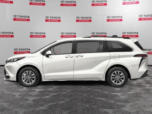 Ice 2026 Toyota Sienna LE