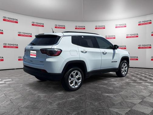 Bright White Clearcoat 2024 Jeep Compass Latitude