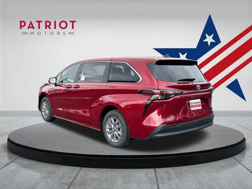 2025 Toyota Sienna LE