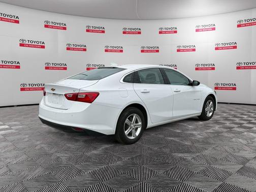 Summit White 2024 Chevrolet Malibu FWD 1LT